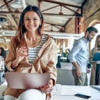 Une femme avec son ordinateur assise sur son bureau